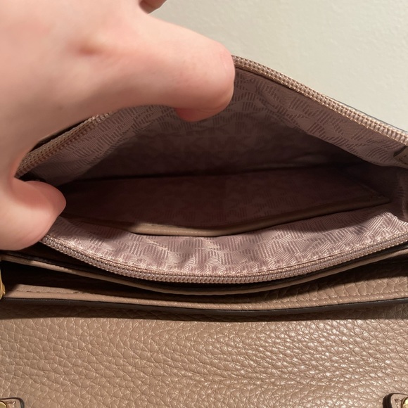 Michael Kors flap closure cross body gold chain strap - Picture 2 of 8